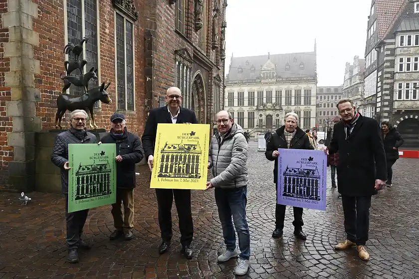 Das neue Losmotiv Haus Schütting präsentieren (v.l.n.r.): Michael Koppel (Vorstandsvorsitzender Freunde des Rhododendronparks), Christof Steuer (Vorsitzender des Fördervereins Knoops Park), Bürgermeister Dr. Andreas Bovenschulte (Schirmherr der Bürgerpark-Tombola), Dietmar Hoppe (Geschäftsführer Bürgerpark-Tombola), Oene Hellmig (Schatzmeister Park links der Weser), Prof. Dr. Dietrich Grashoff, (Schatzmeister Bürgerparkverein). Foto: Senatspressestelle