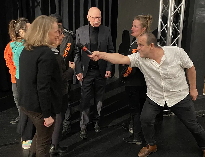 Senator Ulrich Mäurer (Mitte) im Gespräch mit den Theaterpädagoginnen und technischer Leitung, Begleitet von der Fachstelle Glücksspielsucht und Medienabhängigkeit der Ambulanten Suchtberatung Bremen. Foto: Innenressort