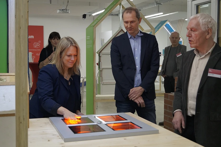 Viele Ausstellungsstücke laden zum Entdecken und Ausprobieren ein: Klimaschutzsenatorin Maike Schaefer, energiekonsens Geschäftsführer Martin Grocholl und Projektleiter Werner Müller (energiekonsens) eröffnen das neue Klima Bau Zentrum am Brill. Foto: energiekonsens