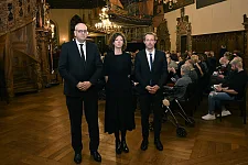 Bürgermeister Dr. Andreas Bovenschulte, die Osteuropa-Historikerin Katja Makhotina (Universität Bonn) und Dr. Thomas Köcher, Leiter der Landeszentrale für politische Bildung. Foto: Senatspressestelle