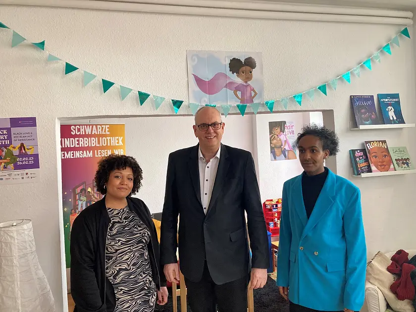 Bürgermeister Bovenschulte mit Sheeko Ismail (rechts) und Maimuna Sallah (links). Foto: Senator für Kultur