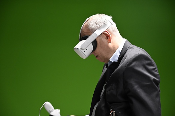 Bürgermeister Dr. Andras Bovenschulte mit einer Brille für das Anzeigen vor Virtual-Reality-Animationen. Foto: Senatspressestelle