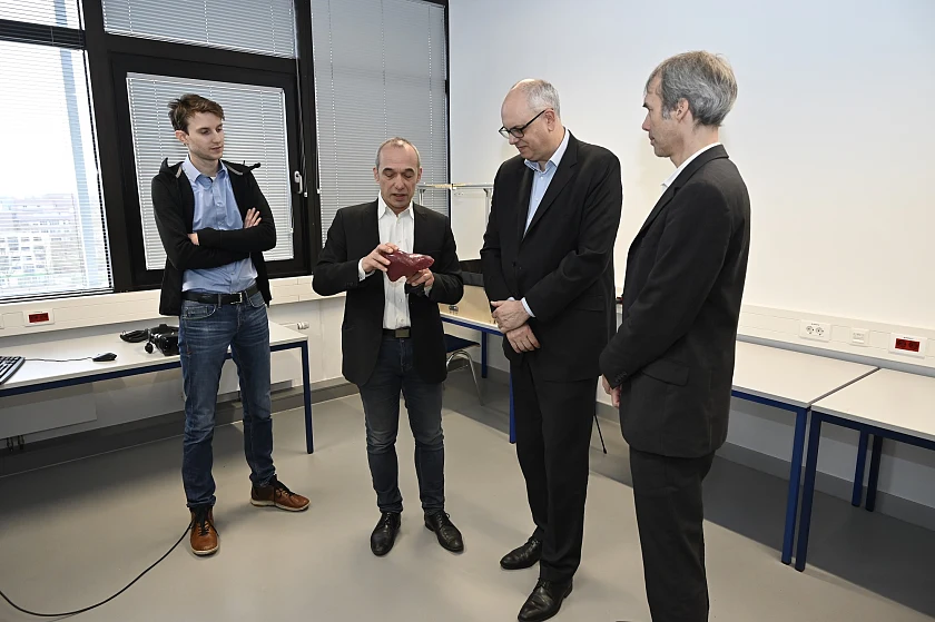 Operationshilfe mit Künstlicher Intelligenz: Der geschäftsführende Direktor des TZI, Prof. Rainer Malaka (2.v.l.) hält hier ein auf Basis einer Computer-Tomografie im 3D-Druck entstandenes Modell eines realen Organs in der Hand, an dem ein ganz konkreter Eingriff geplant werden kann. Mit dabei (von links): Thomas Münder (wissenschaftlicher Mitarbeiter des TZI), Malaka, Bürgermeister Bovenschulte, Gabriel Zachmann, Professor für Computergrafik. Foto: Senatspressestelle 