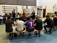 Sich selbst und die eigenen Erwartungen an andere reflektieren und Regelkunde: Auch Theorie hatte einen großen Anteil bei dem viertägigen Fußballkurs. Foto: Justizressort