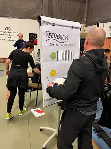 Am Ende fanden sich bei der Feedbackrunde Striche aller Teilnehmer hinter dem Grünen Gesicht – das Fazit war eindeutig: Ein sehr gelungenes Angebot. Foto Justizressort