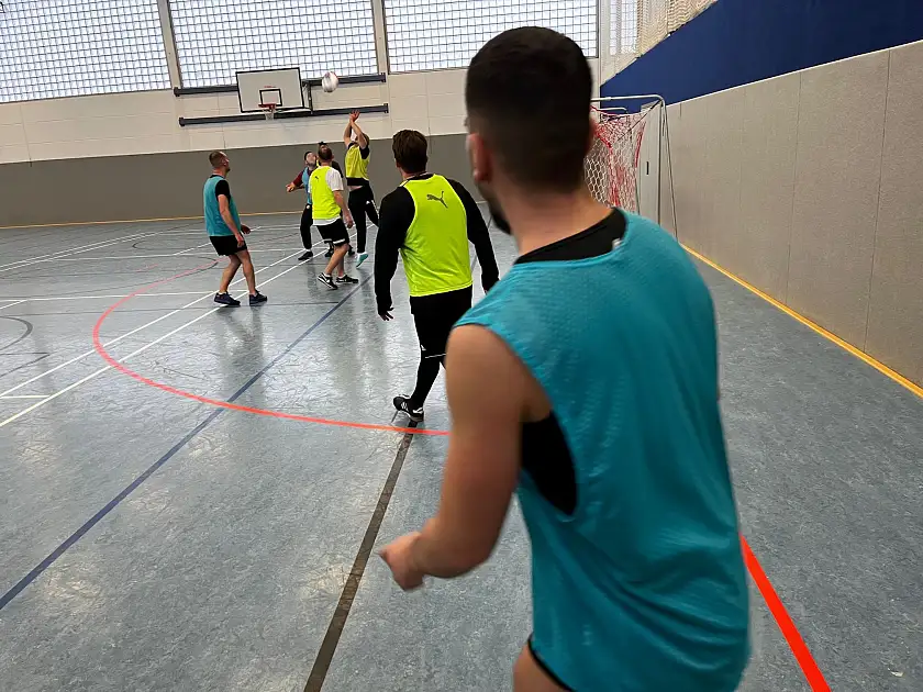 Und natürlich wurde das Gelernte auch auf dem Platz umgesetzt – bei äußerst fairen Fußalltrainingseinheiten in der Turnhalle der JVA Bremen. Foto: Justizressort