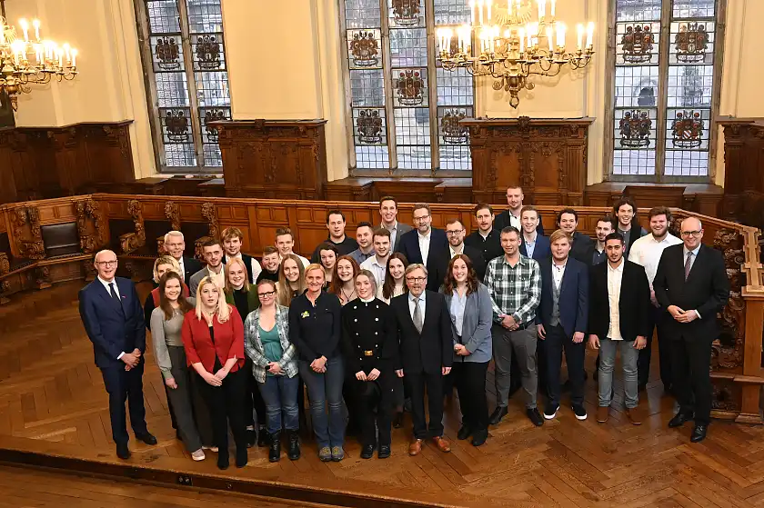 Bürgermeister Andreas Bovenschulte (re.) und Handwerkskammer-Präses Thomas Kurzke (li.) freuen sich, Bremens Handwerksbeste im Rathaus zu ehren. Foto: Senatspreseestelle