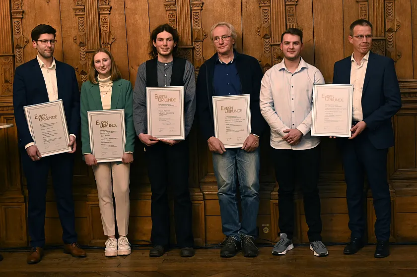 Clara Böcker, Bundessiegerin im Beruf Orthopädieschuhmacherin (2. von li.) und ihr Ausbilder von der Firma Hüneke & Jahns OHG, bester Nachwuchs-Bootsbauer Raban Heimann (3. von li.) mit seinem Ausbilder von der Bootswerft Winkler GmbH & Co. KG und Tobias Brünjes (2. von re.), bester Auszubildender im Beruf Elektroniker für Maschinen- und Antriebstechnik] mit seinem Ausbildunger von der Bremerhavener E+A Elektrotechnik und Aggregatebau Betriebsgesellschaft mbH. Foto: Senatspressestelle