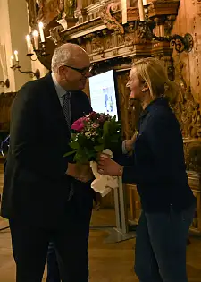 Bürgermeister Andreas Bovenschulte gratuliert Katrin Detring-Pomplun, Geschäftsführerin der Friedrich Schmidt Bedachungs GmbH. Sie ist die beste Ausbilderin im Handwerk. Foto: Senatspressestelle