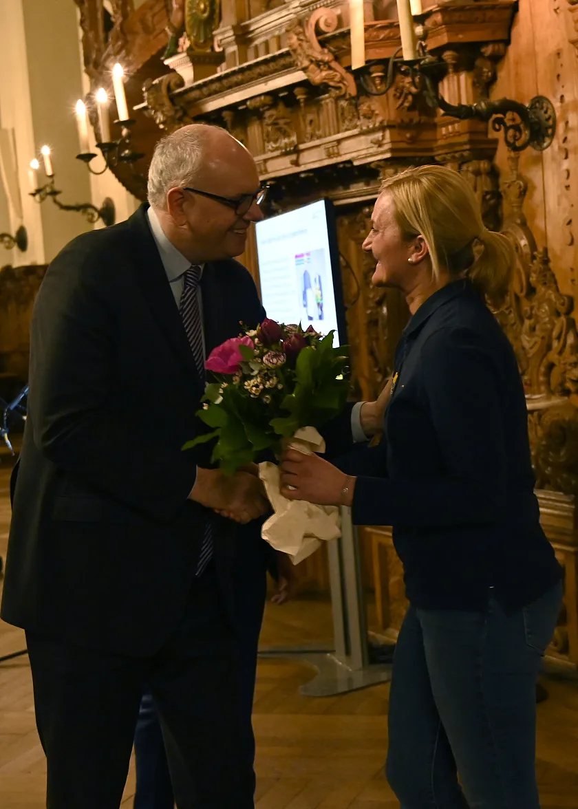 Bürgermeister Andreas Bovenschulte gratuliert Katrin Detring-Pomplun, Geschäftsführerin der Friedrich Schmidt Bedachungs GmbH. Sie ist die beste Ausbilderin im Handwerk. Foto: Senatspressestelle
