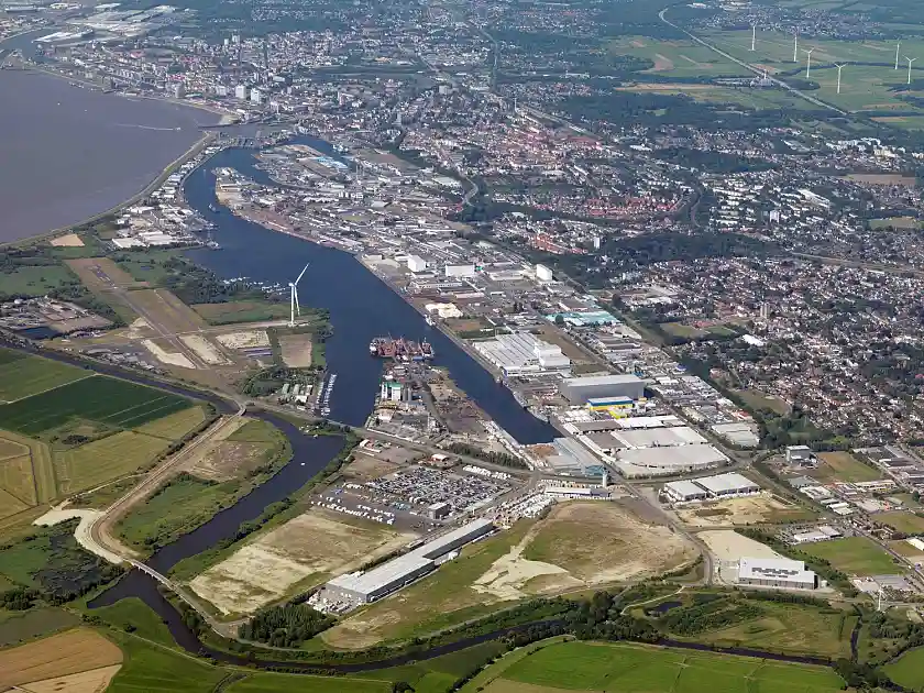 Das Logistikzentrum entsteht im südlichen Fischereihafen in Bremerhaven. Foto: SCHEER