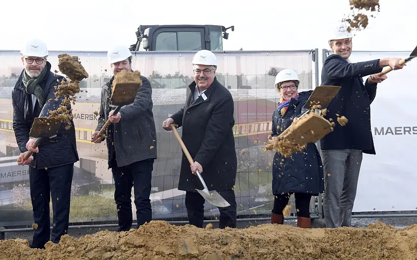 Schaufeln für Glück auf der Baustelle: Senatorin Dr. Claudia Schilling, Oberbürgermeister Melf Grantz, Maersk-Vice-President Jens-Ole Krenzien (r.) und die DLH-Geschäftsführer Felix Zilling (l.) und Christoph Telker beim Spatenstich an der Seewindstraße.  Foto: SCHEER