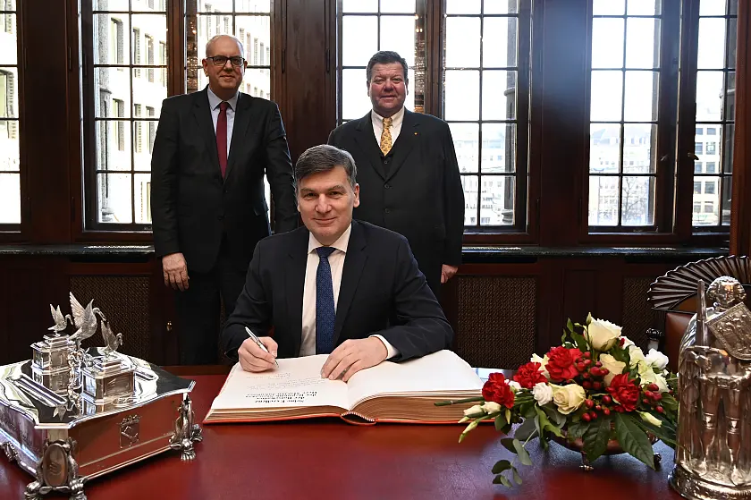 Eintrag in das Goldene Buch: (von li.) Bürgermeister Andreas Bovenschulte, Botschafter Marián Jakubócy, und Honorarkonsul Dirk Bettels. Foto: Senatspressestelle