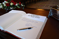 Der Eintrag des slowakischen Botschafters in das Goldene Buch. Foto: Senatspressestelle 
