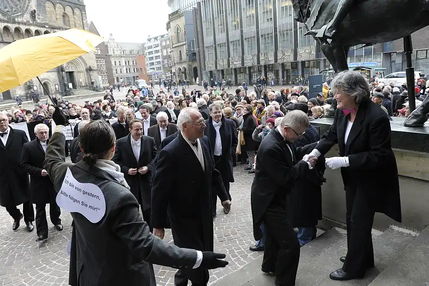 2013 begrüßt Bremens damalige Landesfrauenbeauftragte die Gäste der Schaffermahlzeit vor dem Rathaus, um auf den Ausschluss von Frauen hinzuweisen. Foto: ZGF