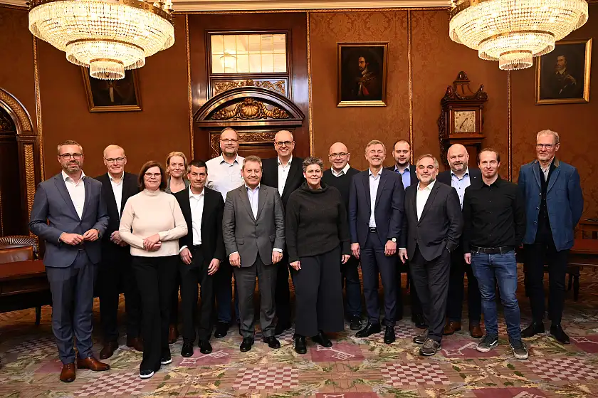 Senat, Airbus-Management und Beschäftigten-Vertreter zu Beginn ihrer Gespräche im Bremer Rathaus. Foto: Senatspressestelle
