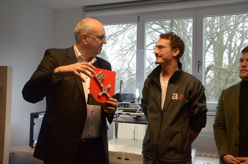 Bürgermeister Bovenschulte mit dem Bremer Schlüssel aus dem 3D-Drucker des Hardware-Start-ups Anisoprint. Hier zusammen mit dem Leiter der Abteilung Forschung und Entwicklung, Alexander Kochetkov. Foto: SConstructor University