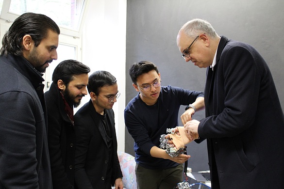 Das Projekt ExoHeal des Start-ups V-Bionic soll dabei helfen Handlähmungen zu behandeln. (v.l.n.r.) Saleem Zafar, Ali Alam, Zain A. Samdani, Rami Udash und Bürgermeister Bovenschulte. Foto: Constructor University 
