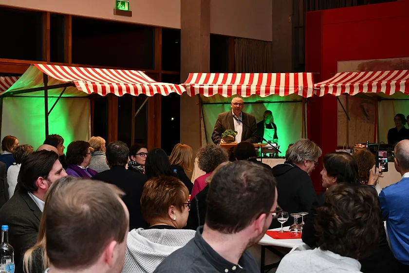 Staatsrat Dr. Olaf Joachim begrüßte rund 100 Teilnehmerinnen und Teilnehmer der Kohlfahrt. Foto: Landesvertretung
