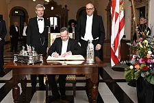 Bundesminister Volker Wissing trägt sich anlässlich der 479. Schaffermahlzeit in das Goldene Buch ein; mit im BIld: Bürgermeister Andreas Bovenschulte und der Verwaltende Vorsteher von Haus Seefahrt, Henry Lamotte. Foto: Senatspressestelle
