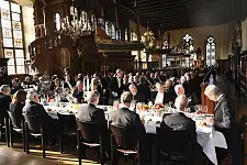 Die Tafel der 479. Schhaffermahlzeit in der Oberen Halle: Sie ist in Form des Dreizacks des Meeresgottes Neptun aufgebaut. Foto: Senstspressestelle