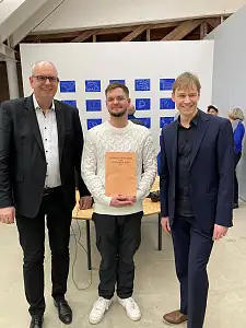Bürgermeister Bovenschulte mit Patrick Peljhan (Mitte) und dem Leiter der Städtischen Galerie, Ingmar Lähnemann (re.), vor dem Werk des Preisträgers. Foto: Senator für Kultur