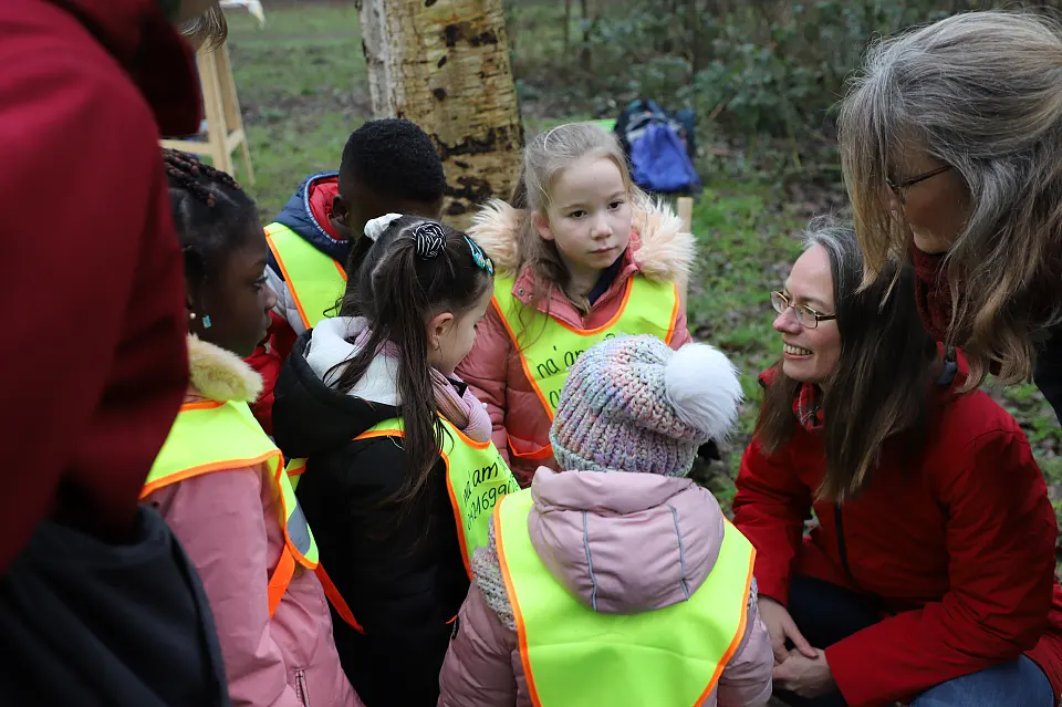 Kinder- und Bildungssenatorin Sascha Karolin Aulepp besucht die Kinder der Kita na Am Park auf der Grünfläche an der Almatastraße in Walle. Foto: SKB