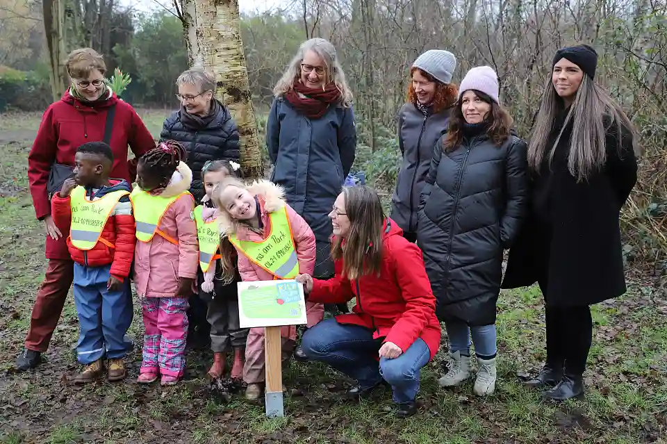 Mit den Kindern freuen sich Dr. Ulrike Christiansen (Komm. Referatsleitung Senatorin für Klimaschutz und Umwelt), Gertrud Schumpp (1. Vorsitzende von Umwelt Bildung Bremen), Sabine Schweitzer (Leitung der Koordinierungsstelle, Ansprechpartnerin Schulen, Fortbildungsplanung von Umwelt Bildung Bremen), Kinder- und Bildungssenatorin Sascha Karolin Aulepp , Katrin Winkler (Koordinierungsstelle von Umwelt Bildung Bremen) und ihre Erzieherinnen über das tolle Projekt (von li.). Foto: SKB