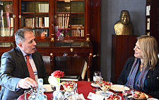 Im Gespräch: der neue Generalkonsul von Griechenland, Ioannis Vikelidis, und Bürgermeisterin Dr. Maike Schaefer. Foto: Senatspressestelle