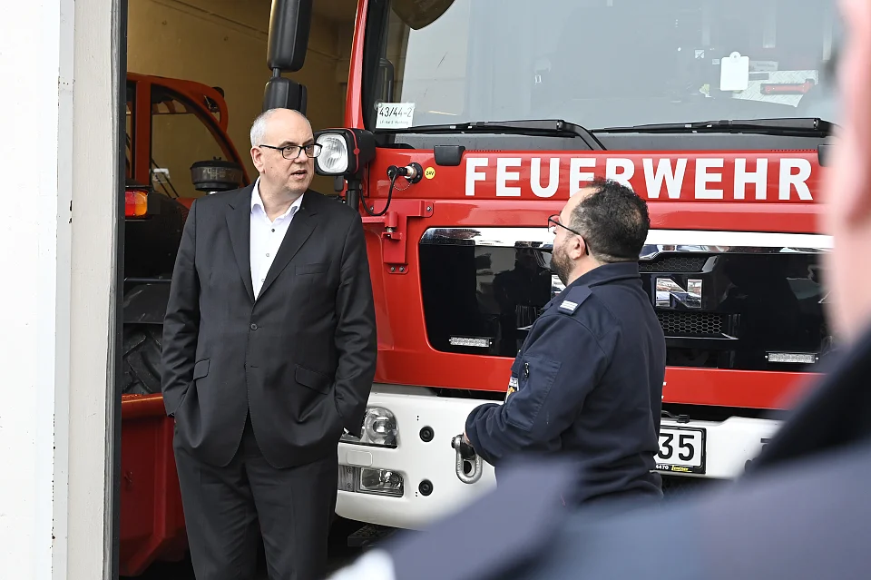 Der Wehrführer der Freiwilligen Feuerwehr HUchting, Marco Gabrielli, im Gespräch mit Bürgermeister Andreas Bovenschulte. Foto: Senatspressestelle
