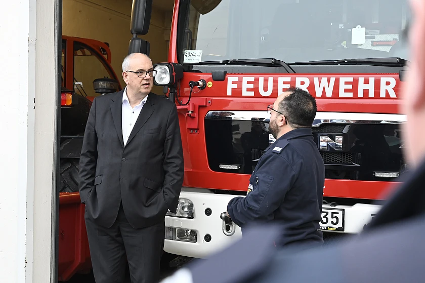 Der Wehrführer der Freiwilligen Feuerwehr HUchting, Marco Gabrielli, im Gespräch mit Bürgermeister Andreas Bovenschulte. Foto: Senatspressestelle