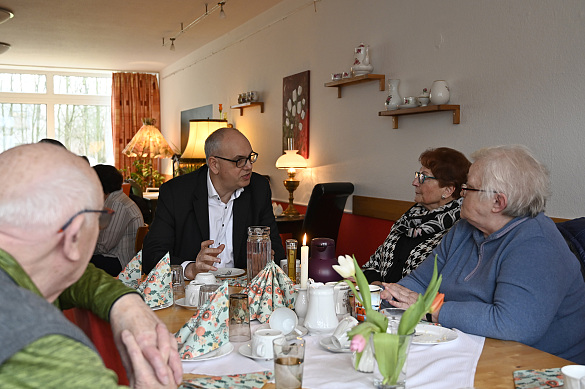 Bürgermeister Andreas Bovenschulte im Gesprächs mit Gästen des Nachbarschaftstreffs Klönhof. Foto: Senatspressestelle