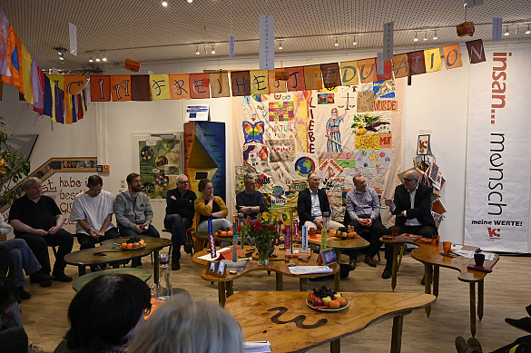 Diskussionsrunde mit Bürgermeister Andreas Bovenschulte (re.) im Kulturladen Huchting e.V. Foto: Senatspressestelle