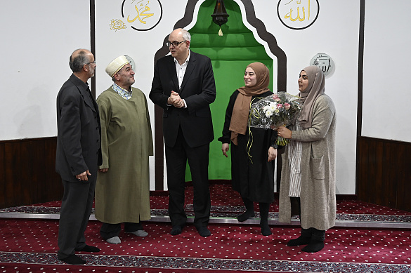 Bürgermeister Andreas Bovenschulte  besuchte bei seinem Quartiersbesuch die Ayasofya-Moschee in Huchting. Foto: Senatspressestelle