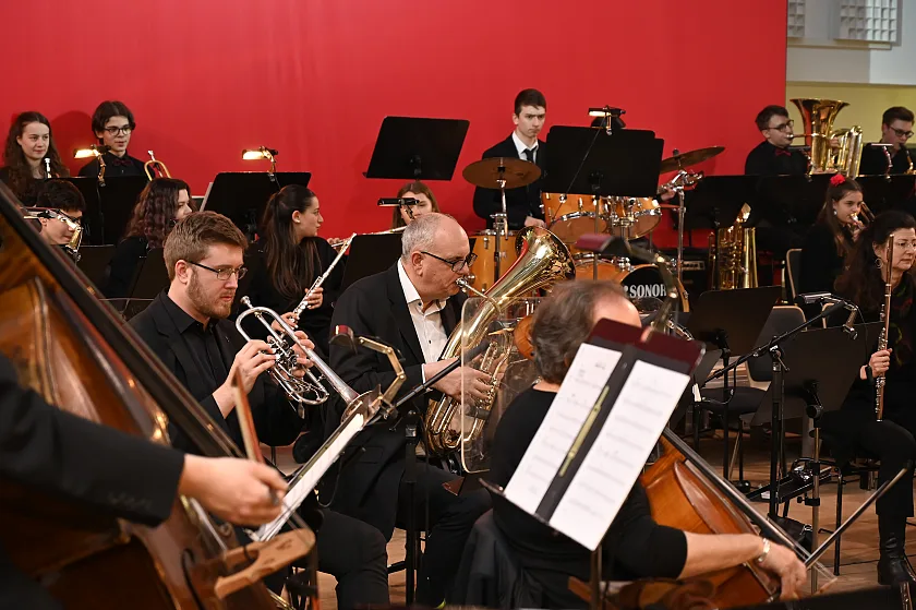 Wieder einmal erklingt aus der Gesamtschule Bremen Ost die Melodie des Lebens – und dieses Mal sogar mit tatkräftiger Unterstützung von Bürgermeister und Kultursenator Dr. Andreas Bovenschulte am Tenorhorn. Foto: Senatspressestelle