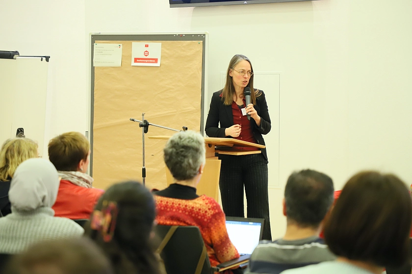 Senatorin Aulepp spricht auf der Veranstaltung über die Gleichstellung von Lehrkräften mit internationalen Berufsqualifikationen. Foto: Senatorin für Kinder und Bildung.