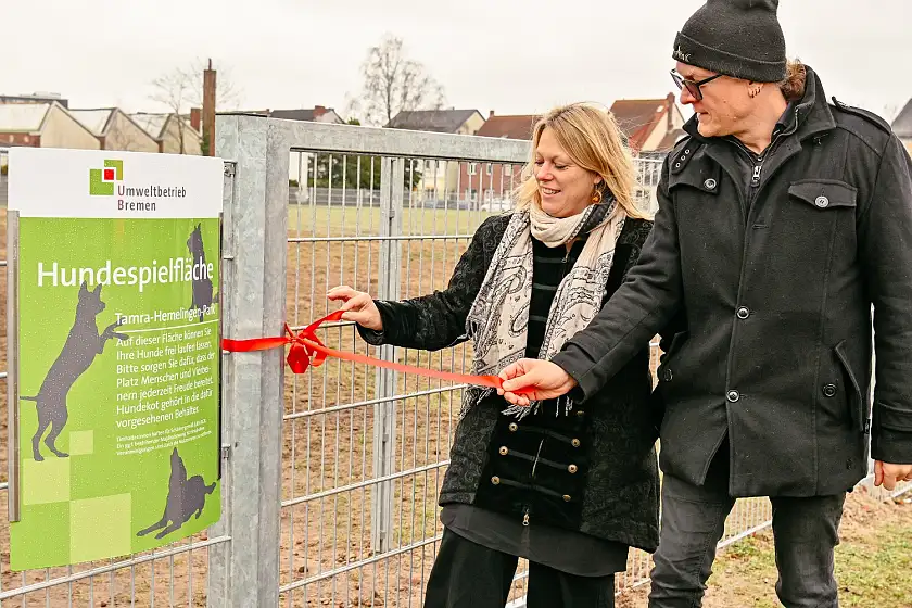 Umweltsenatorin Dr. Maike Schäfer und der Hemelinger Ortsamtsleiter Jörn Hermening gaben die neue Hundefreilauffläche frei. Foto: Umweltressort