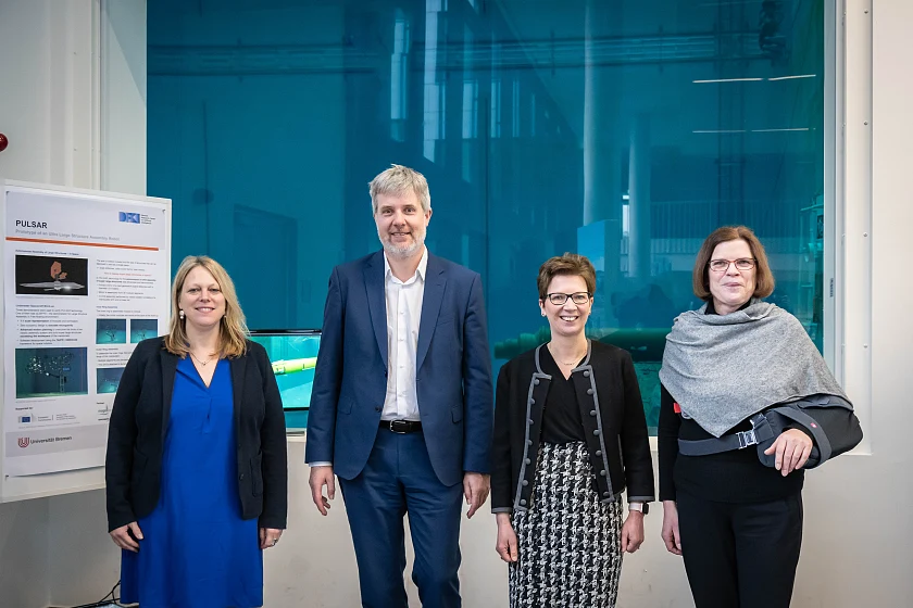 Gespräche über maritime Zukunftsthemen: Dieter Janecek mit den Senatorinnen Dr. Claudia Schilling (2. von rechts), Kristina Vogt (rechts) und Dr. Maike Schaefer (links). Foto: DFKI, Annemarie Popp