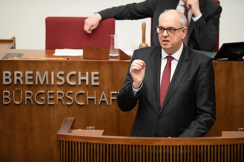 Bürgermeister Bovenschulte während seiner Rede zum ersten Jahrestag des Überfalls über die Ukraine in der Bürgerschaft. Foto: Bremische Bürgerschaft