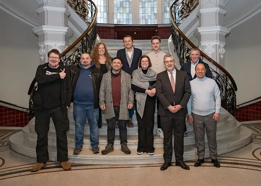 Freuen sich über den Gewinn des Wettbewerbs Neu gedacht – neu gemacht: obere Reihe von links nach rechts: Claudia Mintert (Die Platinschmiede) Oscar Mauricio Friedrich Jimenez Freitag (Lupita Mexican Bistro), Kris Hiltner (Hot Shot Records), Jens Ristedt, (Ristedt City Modehaus GmbH). Untere Reihe von links nach rechts: Oliver von Raven (GoBäng!), Saniedin Tuschen (schlaugespielt), Kenan Tiryaki (Café Minkens), Kristina Vogt, Senatorin für Wirtschaft, Arbeit und Europa, Andreas Heyer, Vorsitzender der Geschäftsführung WFB Wirtschaftsförderung Bremen GmbH, Marcus Tu (Fishermans Seafood Bremen) Foto: WFB / Jan Rathke