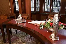 Das Goldene Buch festlich eingerahmt im Senatssaal. Foto: Senatspressestelle