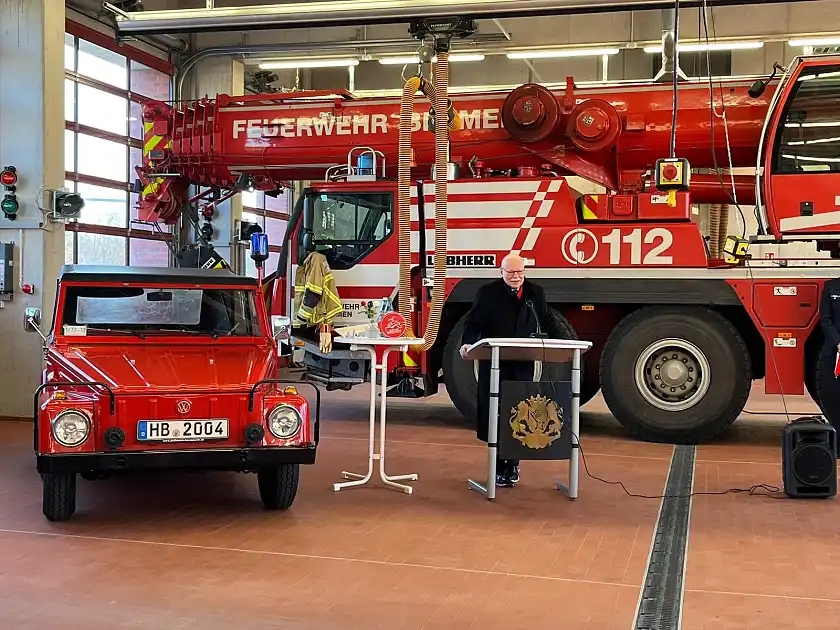 Das linke Fahrzeug entspricht im Gegensatz zu dem im Hintergrund nicht mehr den Einsatzanforderugen der Feuerweht. Innensenator Ulrich Mäurer in der Fahrzeughalle der neuen Feuerwache 7 bei der Einweihung. Foto: Feuerwehr Bremen
