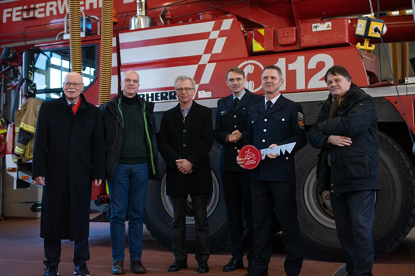 Den Schlüssel hält der neue Hausherr in Händen (von links): Innensenator Ulrich Mäurer, Architekt Josef Knipping, Architekt Martin Pampus, Feuerwehr.Amtsleiter Philipp Heßemer, Wachleiter 7 Michael Englisch, Finanzsenator Dietmar Strehl. Foto: Feuerwehr Bremen