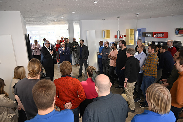 Bürgermeister Andreas Bovenschulte im Gespräch mit dem Team von Contact Software. Foto: Senatspressestelle
