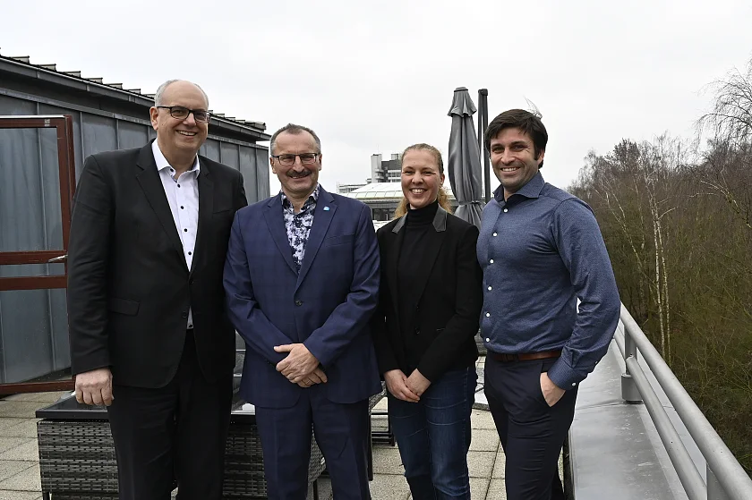 Firmenbesuch bei Contact Software: Bürgermeister Andreas Bovenschulte, Karl Heinz Zachries (CEO Contact Software), Anke Werner (Projektleiterin, WFB Wirtschaftsförderung Bremen GmbH) und Maximilian Zachries (Managing Director und Director Sales Contact Software). Foto: Senatspressestelle