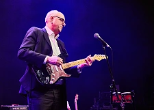 Bürgermeister Andreas Bovenschulte eröffnete das Schulrockfestival standesgemäß: Indem er selbst in die Saiten griff. Foto: Michael Schnelle, Fotoarchiv SKB