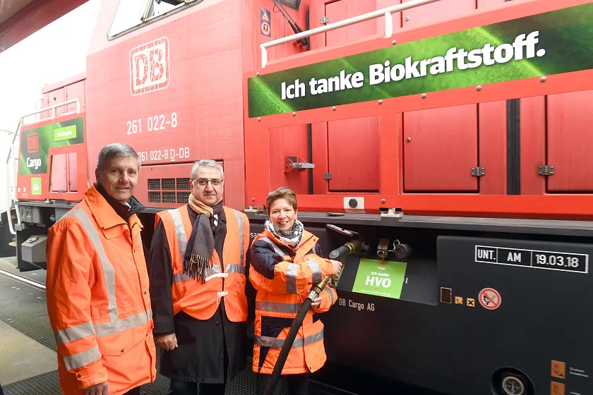 Senatorin Claudia Schilling beim Betanken einer DB-Rangierlok mit dem emissionssparenden HVO zusammen (von links) mit Martin Lemke, DB Energie Leiter Geschäftseinheit Servicebereich und Technik  und Ali Dogru, DB Cargo Head of Assets and Maintenance. Foto: Scheer/SWH