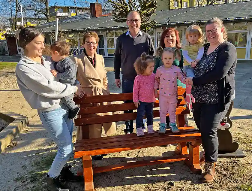 Fröhliche Übergabe - hinter der neuen Gartenbank von links nach rechts: Justizsenatorin Claudia Schilling, der stellv. Leiter des Bremerhavener Amtes für Jugend, Familie und Frauen, Robert Reichstein, sowie die Leiterin der Kita Batteriestraße Gülcan Börühan. Foto: Justiz und Verfassung
