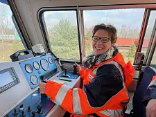 Senatorin Claudia Schilling auf der ersten Fahrt einer mit HVO betankten Rangierlok der EVB. Foto: Scheer/SWH