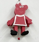 Neben zwei Osterhasen Holzfiguren hatte es insbesondere das in der JVA gefertigte Peppa-Wutz-Hampelschwein den Kindern der Kita Batteriestraße angetan.  Foto: Justiz und Verfassung